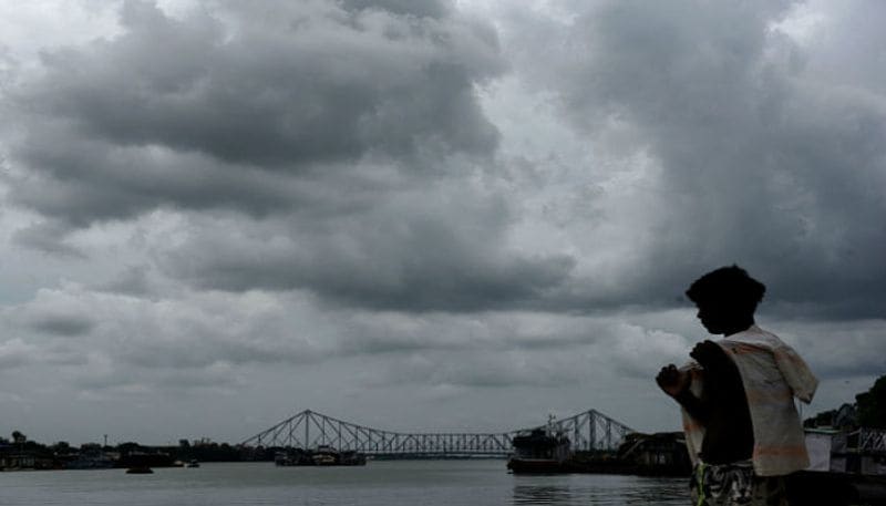 বিধানসভা নির্বাচনের দিনগুলিতে যেভাবে কাঠফাটা রোদ ও আর্দ্রতাজনিত অস্বস্তিতে ভুগতে হয়েছে মানুষকে তার থেকে রেহাই মিলতে পারে। আবহাওয়া দপ্তর জানাচ্ছে গত সোমবার থেকেই তাপমাত্রা স্বাভাবিকের নিচে নামতে শুরু করেছে।