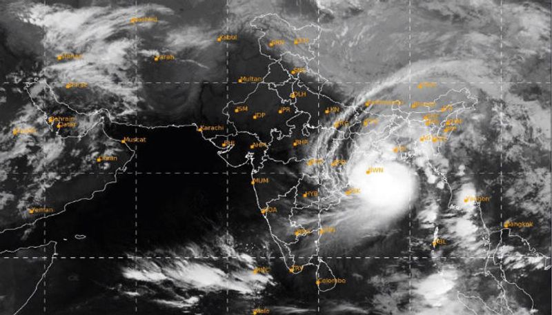 বুধবার সকালে আবহাওয়ার যে পূর্বভাস পাওয়া গিয়েছে তাতে আমফানের স্পর্শ পেতে শুরু করেছে পারাদ্বীপ। সেখানে এখন এই মুহূর্তে ঝোড়া হাওয়ার গতিবেগ ১০০ কিমি প্রতি ঘণ্টা ছাড়িয়ে গিয়েছে। সেই সঙ্গে শুরু হয়েছে প্রবল বৃষ্টি। ইতিমধ্যেই এখানে ঘূর্ণিঝড় প্রভাবিত এলাকার অন্তত ৪ হাজার মানুষকে নিরাপদ স্থানে সরানো হয়েছে। এরা বিপজ্জনক জায়গায় বাস করছিলেন।