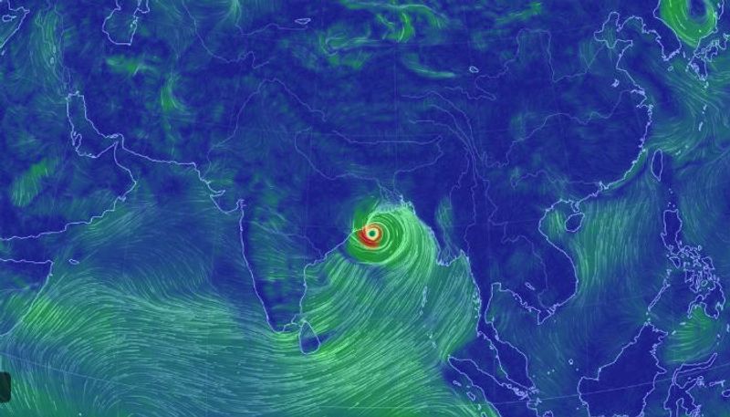 মনে করা হচ্ছে ল্যান্ড ফলের সময় আমফানের নিজস্ব অক্ষের গতি ১৮৫ কিলোমিটারের নিচে নেমে যেতে পারে। তবে, অধিকাংশ স্থানে হাওয়ার গতিবেগ ১৯৫ কিলোমিটার ছুঁয়ে ফেলার সম্ভাবনা উড়িয়ে দেওয়া যাচ্ছে না।