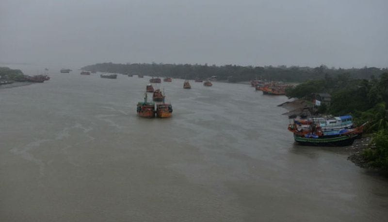 দক্ষিণবঙ্গের কিছু এলাকায় কালবৈশাখীর সম্ভাবনার কথাও জানিয়েছিল আবহাওয়া দপ্তর। উল্লেখ্য, হাওয়া অফিসের পূর্বাভাস অক্ষরে অক্ষরে মিলে গিয়েছে। রবিবার সাতসকালে রায়গঞ্জ এলাকায় ধেয়ে এসেছে কালবৈশাখী এবং সঙ্গে মুষলধারায় বৃষ্টি।