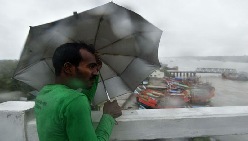 আবহাওয়া দফতরে খবর অনুযায়ী,আংশিক মেঘলা শহর-শহরতলিতে। রাজ্যে এদিনও বজ্রবিদ্যুৎ সহ বৃষ্টির পূর্বাভাস রয়েছে।