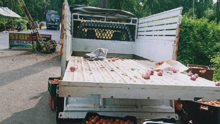 Secret chamber in a vehicle loaded with vegetables through muthanga checkpost Secret chamber in a vehicle loaded with vegetables through muthanga checkpost