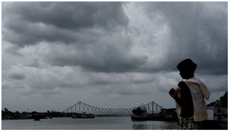 പശ്ചിമ ബംഗാളിലും വടക്കൻ ഒഡിഷ തീരത്തും റെഡ് അലര്ട്ട് നൽകിയിരിക്കുകയാണ്. ഇരുസംസ്ഥാനങ്ങളിലും കനത്ത മഴയും കാറ്റുമുണ്ട്. വരും മണിക്കൂറുകളിൽ ഇത് ശക്തിപ്പെടുമെന്നാണ് മുന്നറിയിപ്പ്.