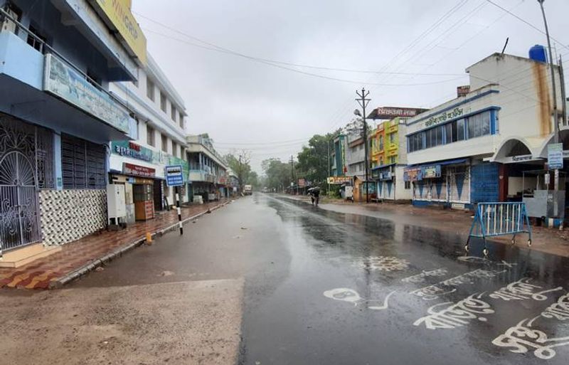 പ്രവചനങ്ങള് തെറ്റിച്ച് മണിക്കൂറില് 200 ലധികം വേഗത്തിലായിരുന്നു ഇടയ്ക്ക് കാറ്റ് വീശിയിരുന്നത്. എന്നാല് ഇന്ന് പകലോടെ വേഗതയില് അല്പം കുറവ് വന്നിട്ടുണ്ട്.