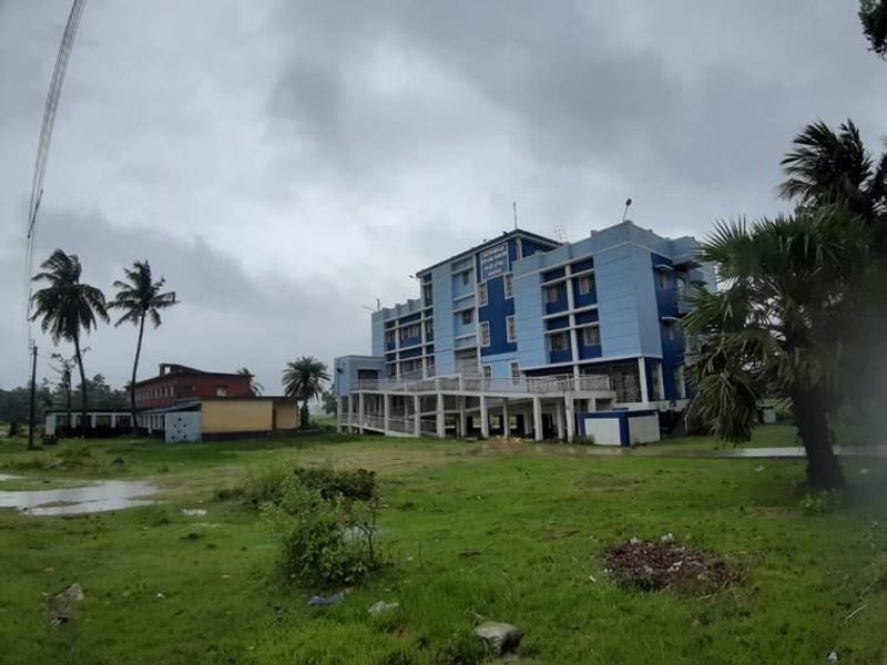 ഉംപുണിന്റെ സഞ്ചാരദിശയില് കേരളം വരുന്നില്ലെങ്കിലും സംസ്ഥാനത്ത് ശക്തമായ മഴയുണ്ടാകും എന്നാണ് കാലാവസ്ഥാ നിരീക്ഷണ കേന്ദ്രത്തിന്റെ മുന്നറിയിപ്പ്.