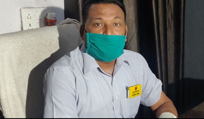 जब बुजुर्ग का अंतिम संस्कार किया जा रहा था, तब बेटा 50 मीटर दूर खड़ा चिता को देख रहा था। पिता की मौत पर बेटे ने सिर्फ इतना कहा कि भगवान किसी को ऐसी मौत न दे। तहसीलदार ने कहा कि उन्होंने सिर्फ अपना फर्ज निभाया है।(तस्वीर-तहसीलदार)