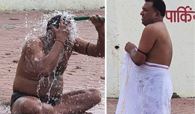 अंतिम संस्कार के बाद स्नान करते तहसीलदार गुलाबसिंह बघेल। उन्होंने कहा कि कोरोना ने लोगों की भावनाओं पर भी असर किया है।