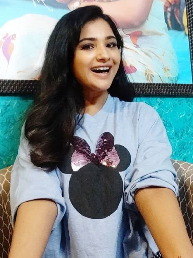 வீட்டில் போர் அடிச்சா போஸ் கொடுங்க.... ரசிகர்களுக்கு அட்வைஸ் பண்ணும் சீரியல் நடிகை சரண்யா ! 