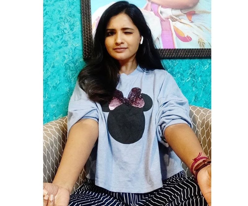 வீட்டில் போர் அடிச்சா போஸ் கொடுங்க.... ரசிகர்களுக்கு அட்வைஸ் பண்ணும் சீரியல் நடிகை சரண்யா ! 