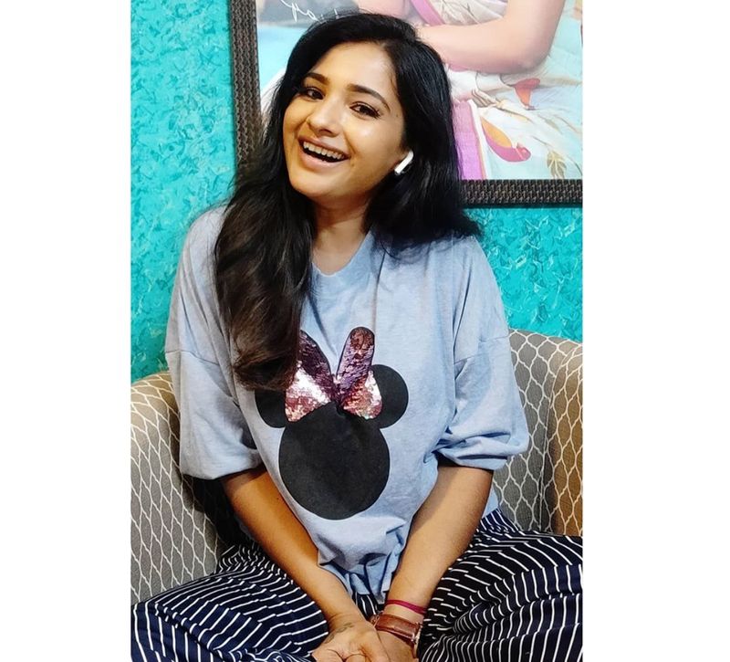 வீட்டில் போர் அடிச்சா போஸ் கொடுங்க.... ரசிகர்களுக்கு அட்வைஸ் பண்ணும் சீரியல் நடிகை சரண்யா ! 