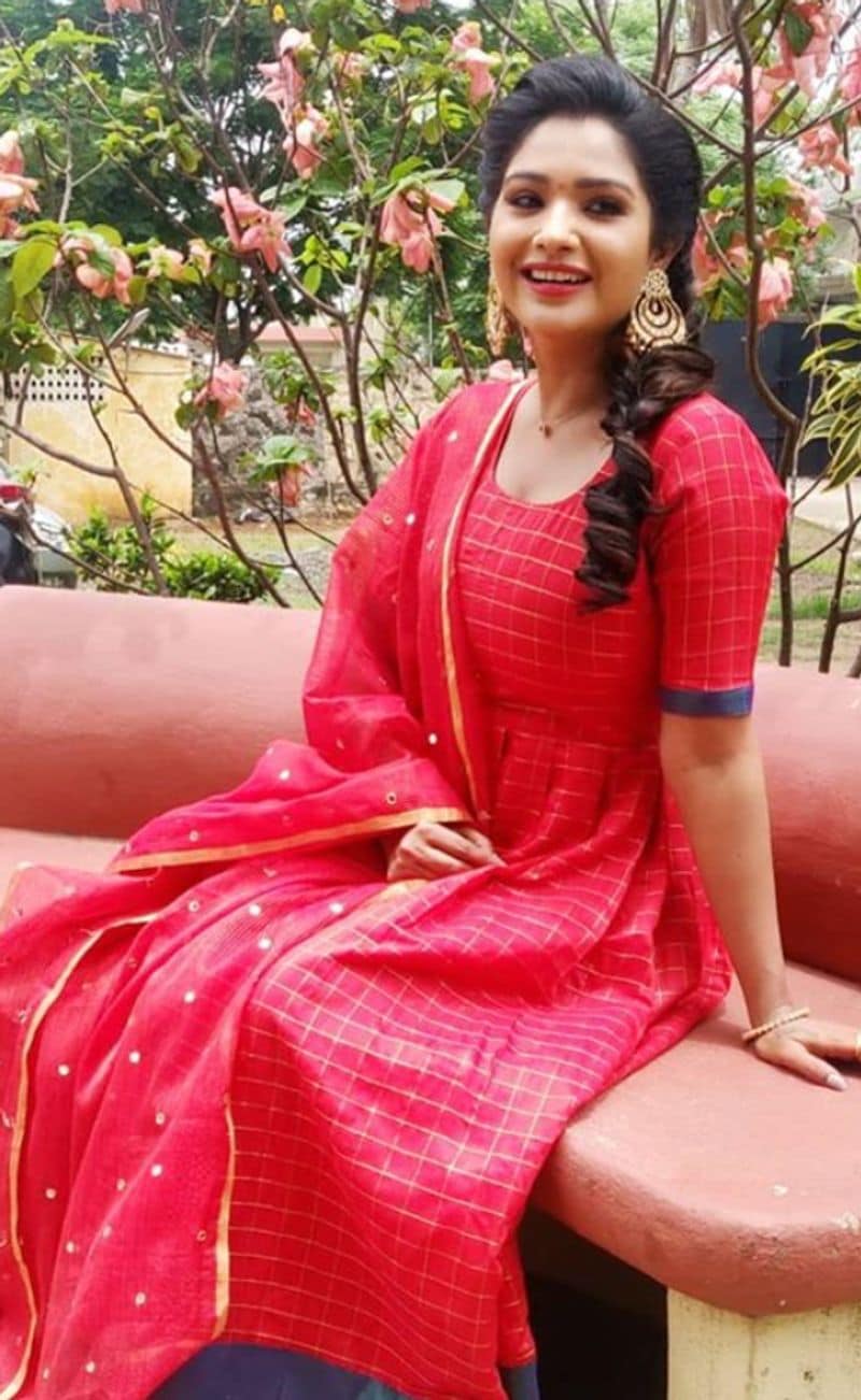 வீட்டில் போர் அடிச்சா போஸ் கொடுங்க.... ரசிகர்களுக்கு அட்வைஸ் பண்ணும் சீரியல் நடிகை சரண்யா ! 