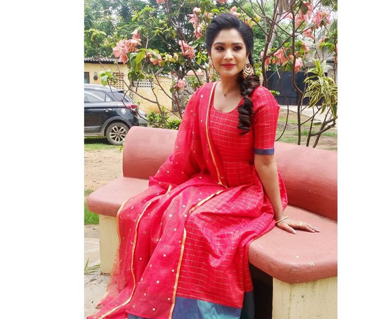 வீட்டில் போர் அடிச்சா போஸ் கொடுங்க.... ரசிகர்களுக்கு அட்வைஸ் பண்ணும் சீரியல் நடிகை சரண்யா ! 