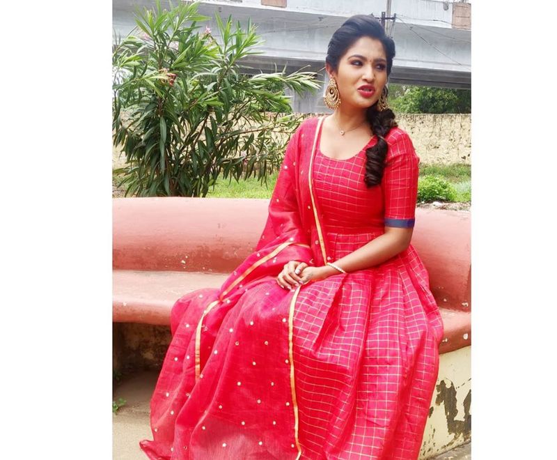 வீட்டில் போர் அடிச்சா போஸ் கொடுங்க.... ரசிகர்களுக்கு அட்வைஸ் பண்ணும் சீரியல் நடிகை சரண்யா ! 