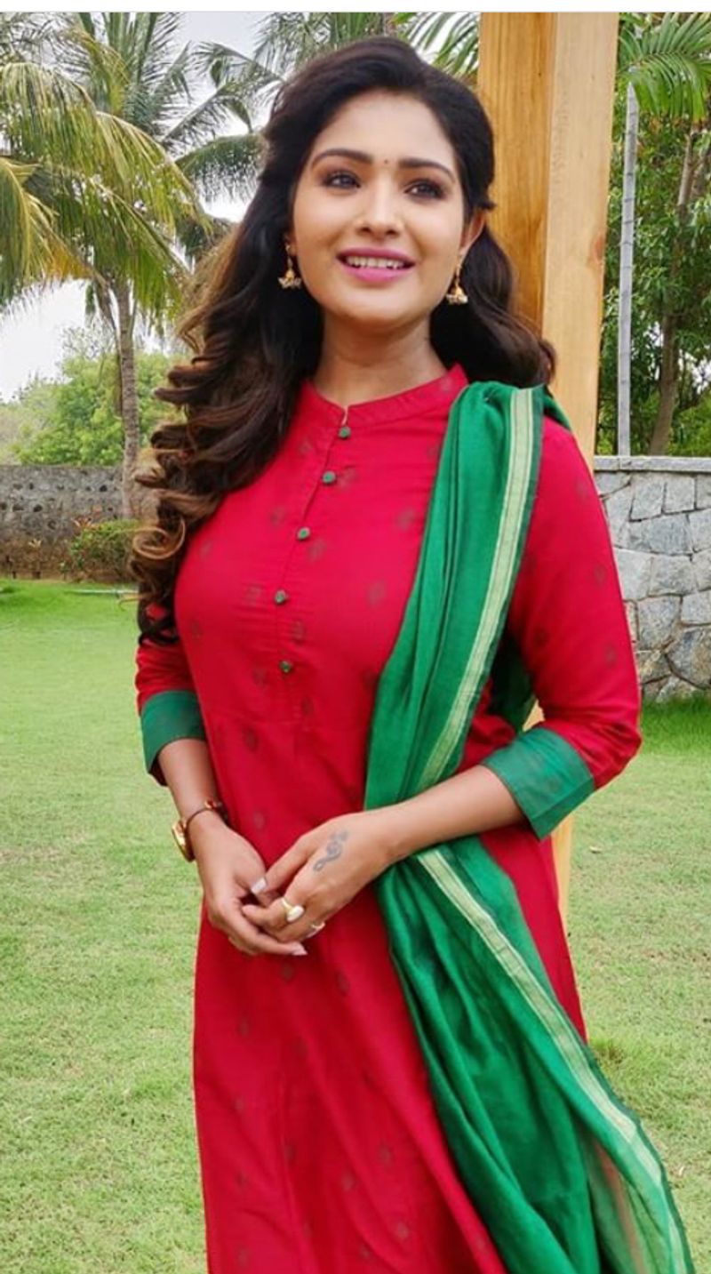 வீட்டில் போர் அடிச்சா போஸ் கொடுங்க.... ரசிகர்களுக்கு அட்வைஸ் பண்ணும் சீரியல் நடிகை சரண்யா ! 