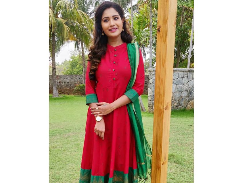 வீட்டில் போர் அடிச்சா போஸ் கொடுங்க.... ரசிகர்களுக்கு அட்வைஸ் பண்ணும் சீரியல் நடிகை சரண்யா ! 