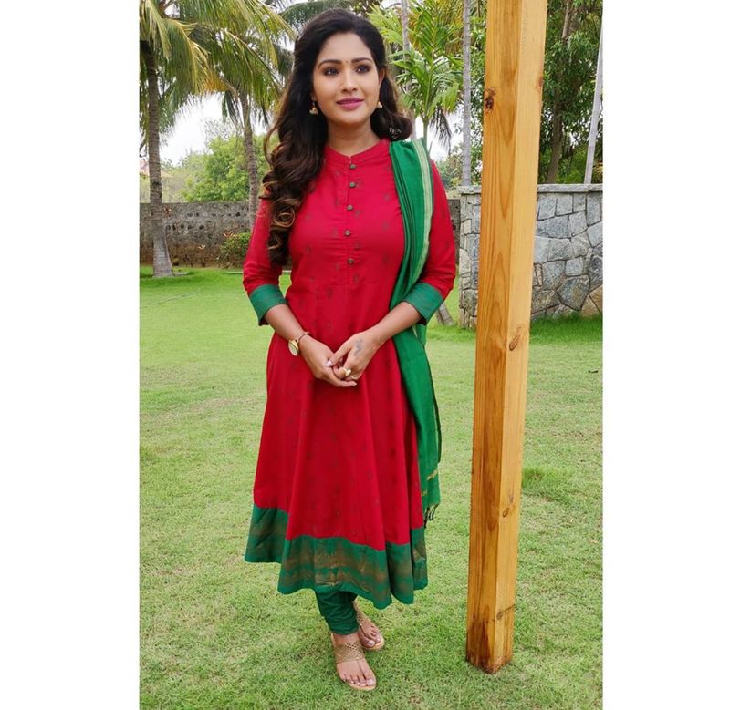 வீட்டில் போர் அடிச்சா போஸ் கொடுங்க.... ரசிகர்களுக்கு அட்வைஸ் பண்ணும் சீரியல் நடிகை சரண்யா ! 