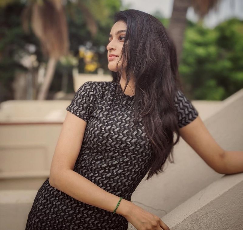 இடுப்பு வளைவில் ரசிகர்களை வளைத்து போடும் தான்யா.... செம்ம கியூட் புகைப்படங்கள் உள்ளே ! 
