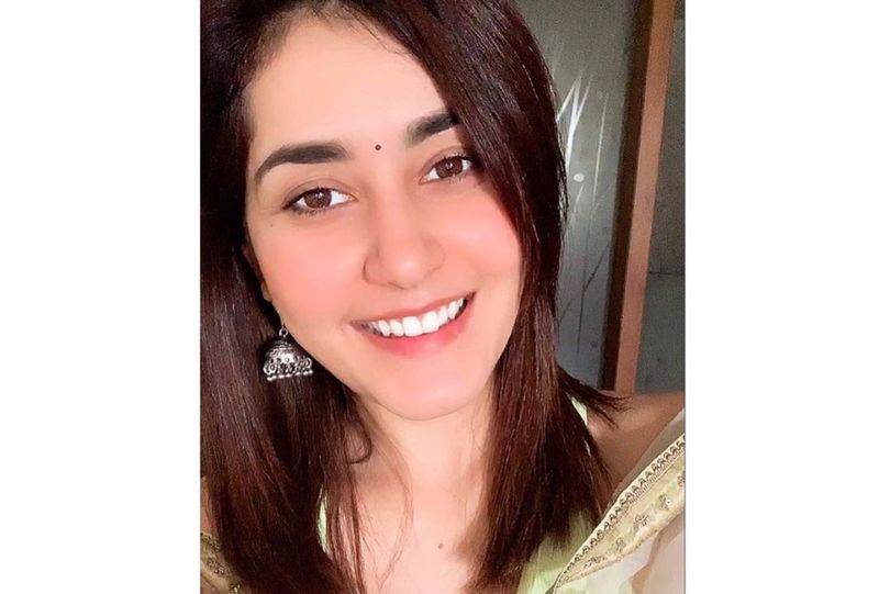 பஞ்சுமிட்டாய் போல் சிவந்த கன்னத்தில் வெக்கத்தை அள்ளி வீசும் கியூட் நடிகை ராஷி கண்ணா...!