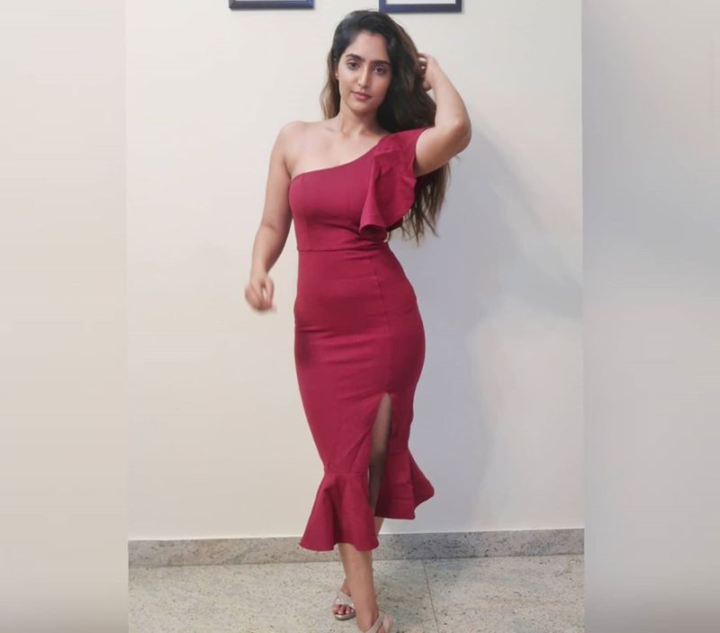 சுட்டெரிக்கும் பார்வையில்.... சூப்பர் போஸ்களை அள்ளி தெளிக்கும் பிகில் நடிகை ரேபா ஜான்!!!