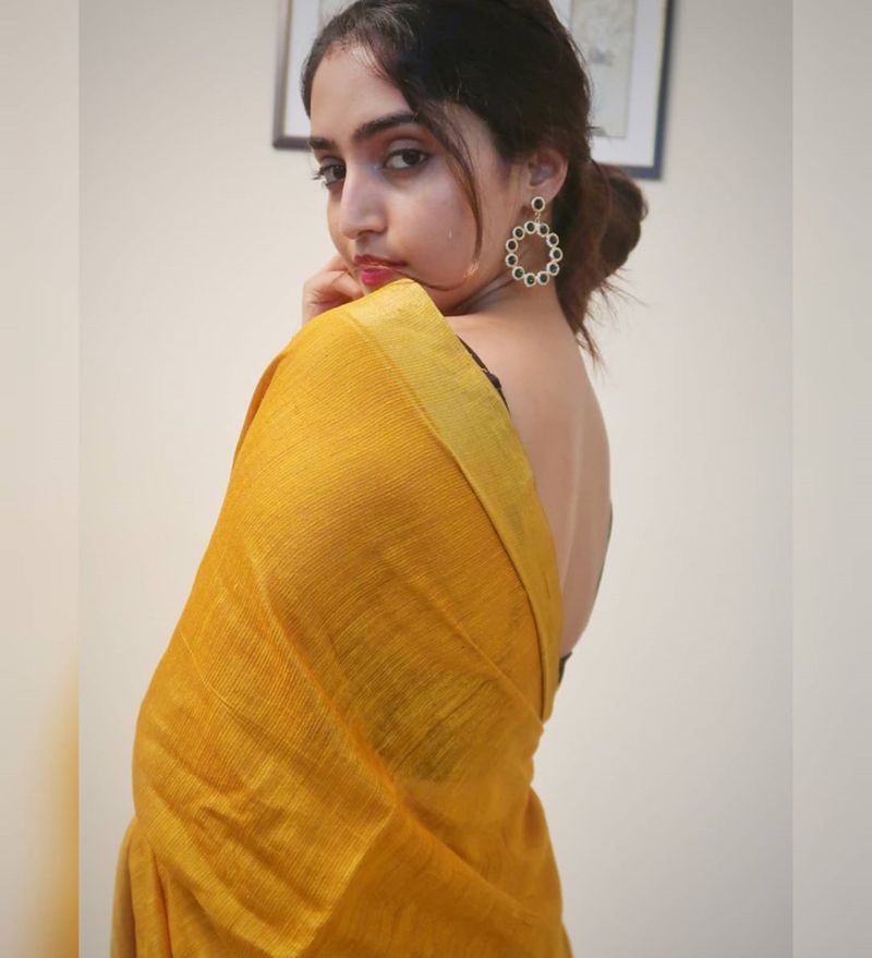 சுட்டெரிக்கும் பார்வையில்.... சூப்பர் போஸ்களை அள்ளி தெளிக்கும் பிகில் நடிகை ரேபா ஜான்!!!