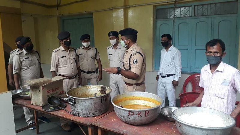 कोई भूखा ना रहे, घर-घर पहुंचा रहे राशन
लॉकडाउन के चलते गरीब और बेसहारा लोग दो वक़्त के भोजन के मोहताज़ हो गए हैं। इस विपरीत समय में एसपी कुमार आशीष की पहल पर पुलिस अधिकारी जरूरतमंद लोगों के घर तक सूखा राशन पहुंचा रही है। जरूरतमंद लोगों को दाल, सब्जी, सोयाबीन, नमक, तेल आदि का नियमित रूप से वितरण किया जा रहा है। पुलिस अधिकारी दिन- रात लॉकडाउन का पालन करने के लिए सड़क में न केवल तत्परता से कार्य कर रहे है साथ ही जहां भी जरूरतमंद मिलता है तत्काल उसे राशन भी दिया जा रहा है।