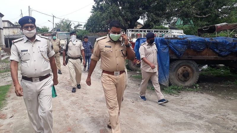मैंने इस विषय को तत्काल संज्ञान में लिया और संबंधित अधिकारियों से चर्चा कर उनके रहने के लिए उचित स्थान और राशन की व्यवस्था करवाई। इन बेसहारा और वक़्त के मारे श्रमिकों की मदद करना ही हमारा कर्त्तव्य है। मैंने स्वयं अपने जीवन में गरीबी का विभस्त रूप देखा है इसलिए आज जब मदद करना मेरे लिए संभव है तो मैं इस मौके को किसी भी हाल में छोड़ना नहीं चाहता।”
आईपीएस कुमार आशीष ने अपने शुरूआती जीवन में बहुंत संघर्ष किया है। उन्होंने बताया, ‘‘मैंने गरीबी, संघर्ष और संसाधनों के अभाव को बहुत करीब से देखा भी है और महसूस भी किया है, इसलिए किसी भी बेसहारा व्यक्ति को देखता हूँ तो तत्काल मदद के लिए हाथ आगे बढ़ाता हूँ।