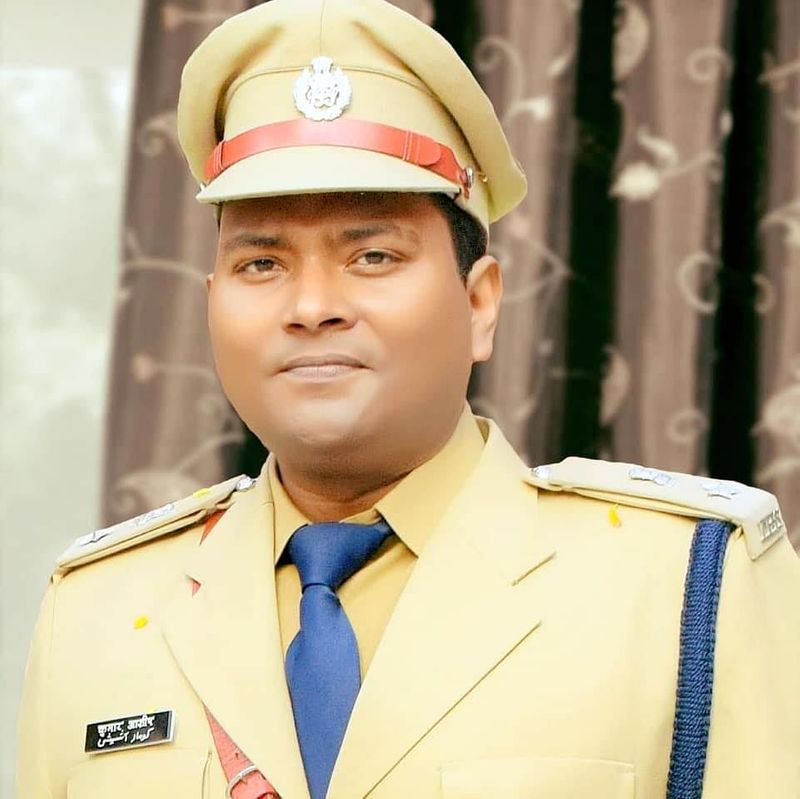 उन्होंने कहा, “हम गरीब और बेसहारा लोगों की हरसंभव मदद कर रहें है। हम पुलिस वालों का काम कानून का पालन करवाने के साथ साथ उन मानवीय मूल्यों पर भी काम करना है जिससे एक बेहतर समाज का निर्माण होता है। इस कोरोना रूपी जंग से हम सब मिलकर लड़ रहें है और यह समय उन बेघर लोगों के साथ खड़े होने का है जो आज दर दर भटक रहें हैं।“ संकट की इस घड़ी में किशनगंज पुलिस मानवता की मिशाल पेश कर रही है। आईपीएस कुमार आशीष के जज्बे को पूरा देश सलाम कर रहा है। 'द बेटर इंडिया' उनके सराहनीय कामों को दुनिया के सामने लाया है।