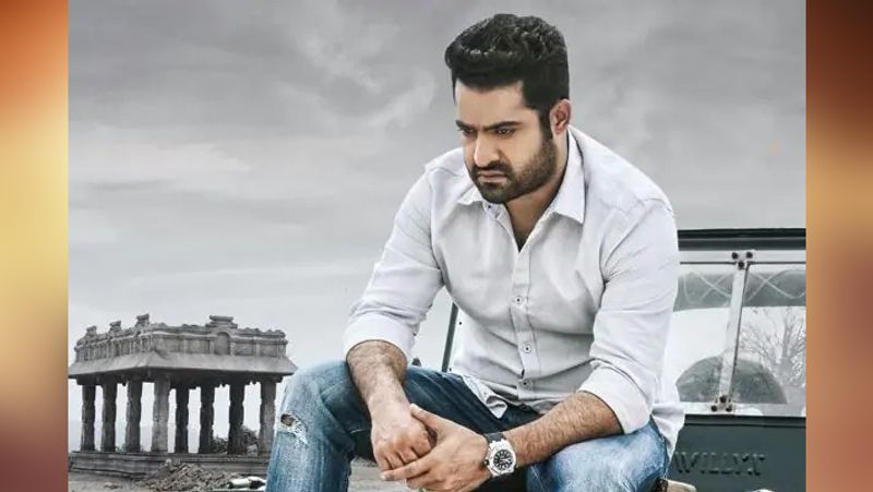 उनको 9 नंबर से खास लगाव है और यह उनका फेवरेट नंबर है। उनकी सभी कारों के नंबर 9999 है। यही नहीं, उन्होंने अपने बीएमडब्ल्यू 7 सीरीज की कार का रजिस्ट्रेशन नंबर 9999 के लिए 10.5 लाख रुपए का भुगतान भी किया था।