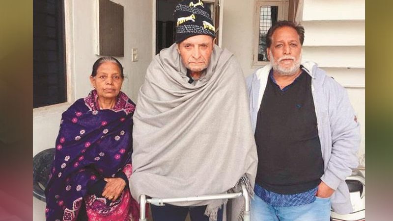 पंजाबी सिनेमा के अमिताभ बच्चन कहलाने वाले सतीश आज गुमनामी की जिंदगी जी रहे हैं। वे FTII पुणे से ग्रैजुएट हैं और वो जया बच्चन और डैनी के बैचमेट रहे हैं। पॉपुलर फिल्म 'कर्मा' में नजर आए सतीश लंबे समय से बिस्तर पर हैं और कोई अपना उनकी सुध लेने वाला भी नहीं है। 