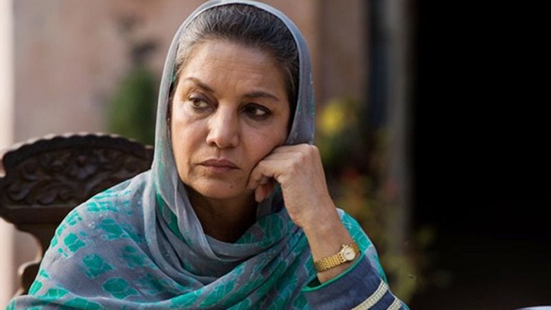 शबाना आजमी सोशल मीडिया पर पहले से ही काफी एक्टिव रही हैं। शबाना ने अपने आधिकारिक ट्विटर अकाउंट पर दो मासूमों की एक फोटो शेयर की है। इसमें एक छोटा बच्चा अपने भाई या बहन को गोद में लिए फुटपाथ पर बैठा नजर आ रहा है। उसके हाथ में बोतल है। इस तस्वीर को शेयर करने के साथ ही शबाना आजमी ने कैप्शन लिखा, 'दिल तोड़ देने वाला है'।