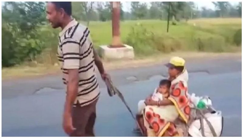 ഗർഭിണിയായ ഭാര്യയെയും കുഞ്ഞിനെയും ഉന്തുവണ്ടിയിലിരുത്തി 700 കിലോമീറ്റർ ദൂരം യാത്ര ചെയ്യാൻ തീരുമാനിച്ച് രാമു അതിഥി തൊഴിലാളി. ഹൈദരാബാദിൽ നിന്ന് മധ്യപ്രദേശിലെ വീട്ടിലേക്കാണ് ഇയാൾ കുടുംബത്തോടൊപ്പം യാത്ര ആരംഭിച്ചത്. ചക്രവും തടിക്കഷ്ണവും ഉപയോഗിച്ച സ്വയം നിർമ്മിച്ച ഉന്തുവണ്ടി കൈകൊണ്ട് വലിച്ചു നീക്കിയാണ് മൂന്നു ദിവസം കൊണ്ട് ഇവർ ഗ്രാമത്തിലെത്തി ചേർന്നത്.