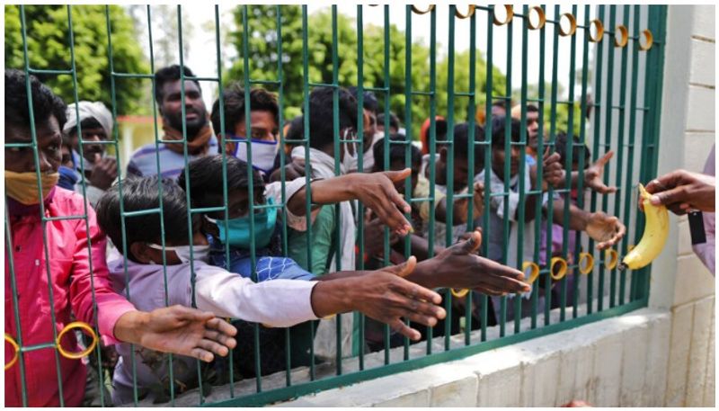 ഉത്തർപ്രദേശിലെ പ്രയാഗ്രാജിൽ നിന്നുള്ള ദൃശ്യങ്ങളാണിത്. മധ്യപ്രദേശിൽ നിന്നെത്തിയ അതിഥി തൊഴിലാളികൾക്ക് വാഴപ്പഴം നൽകുകയാണ്. അടച്ചിട്ട ഗേറ്റിന് വെളിയിൽ നിന്ന് ഒരു പഴത്തിന് വേണ്ടി തിക്കിത്തിരക്കുകയാണ് ഇവർ. സാമൂഹിക അകലത്തെക്കുറിച്ച് കർശന നിർദ്ദേശം നിലനിൽക്കെയാണ് ഈ തിരക്ക്.