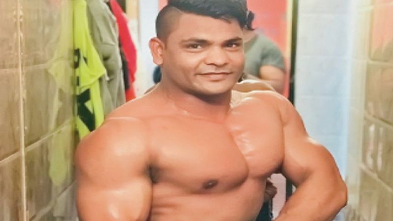 बॉडीबिल्डिंग में दिव्यांग कैटेगरी में मिस्टर इंडिया रह चुके बॉडीबिल्डर संदीप साहू रायपुर के रहने वाले हैं। उनका परिवार अब पूरी तरह उनके पेरेंट्स पर निर्भर है। संदीप का जिम बंद है जो उनकी आजीविका का एकमात्र साधन था। उन्हें अब खुद को फिट रखने का संकट आ गया है। रायपुर निवासी संदीप ने नेशनल चैंपियनशिप में 13 गोल्ड मेडल जीते हैं। संदीप ने कहा- घर चलाने के लिए अब सब्जी बेचूंगा, जिससे घरेलू जरूरतें पूरी कर सकूं।
