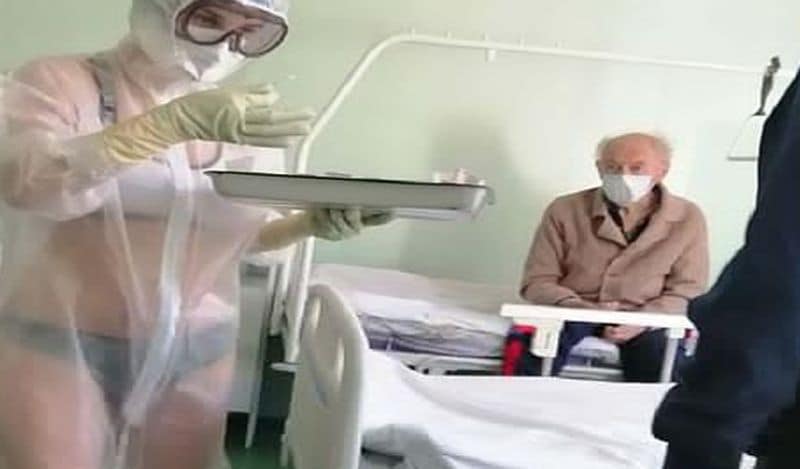 तस्वीर के वायरल होने के बाद अस्पताल प्रबंधन की नजर इसपर पड़ी। अस्पताल. ने डिसिप्लिन भंग करने के लिए नर्स को सस्पेंड कर दिया। हालांकि, कई लोग नर्स के समर्थन में सामने आए। उनका कहना था कि मुश्किल की इस घडी में नर्स ने कम से कम मरीजों को हंसाया। 