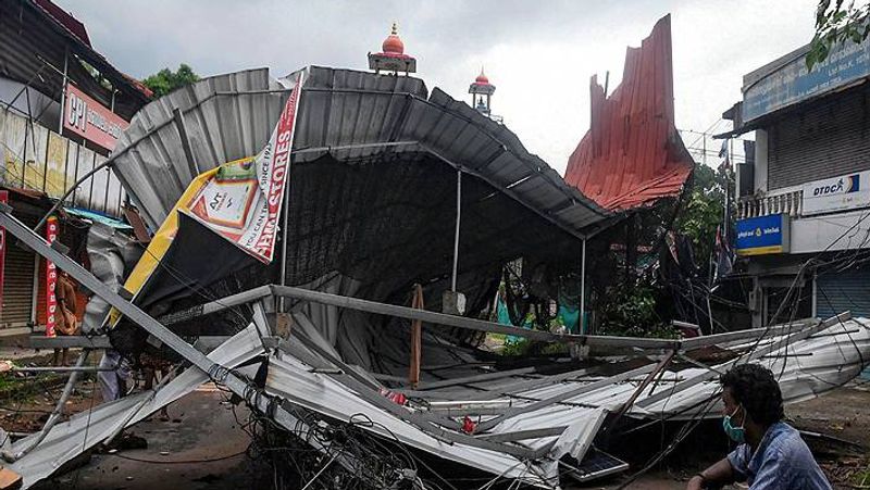 भद्रक में तेज तूफान के चलते एक मकान गिर गया जिसमें एक बच्ची की मौत हो गई