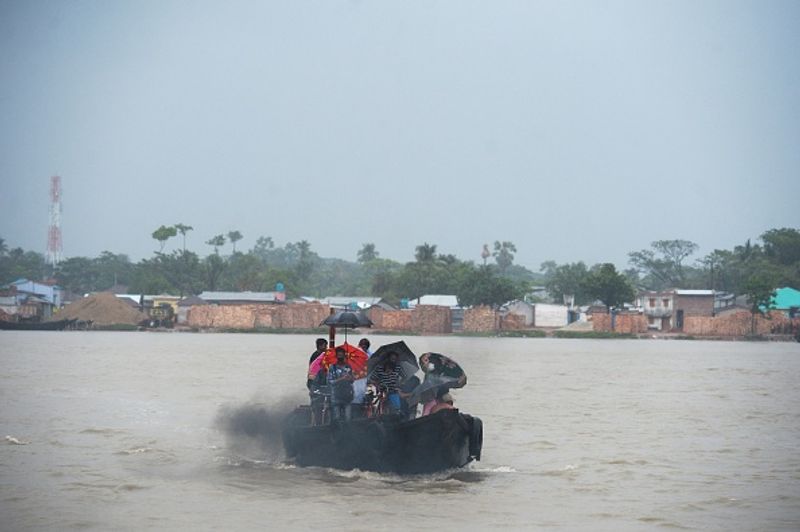 राष्ट्रीय आपदा प्रतिक्रिया बल (NDRF) की कुल 19 टीमें पश्चिम बंगाल में सहायता देने के लिए तैनात हैं। वहां चार टीमें स्टैंडबाय पर हैं। ओडिशा में, 13 टीमें तैनात हैं और 17 स्टैंडबाय पर हैं। NDRF की कुछ और टीमें भी पहुंच रही हैं।