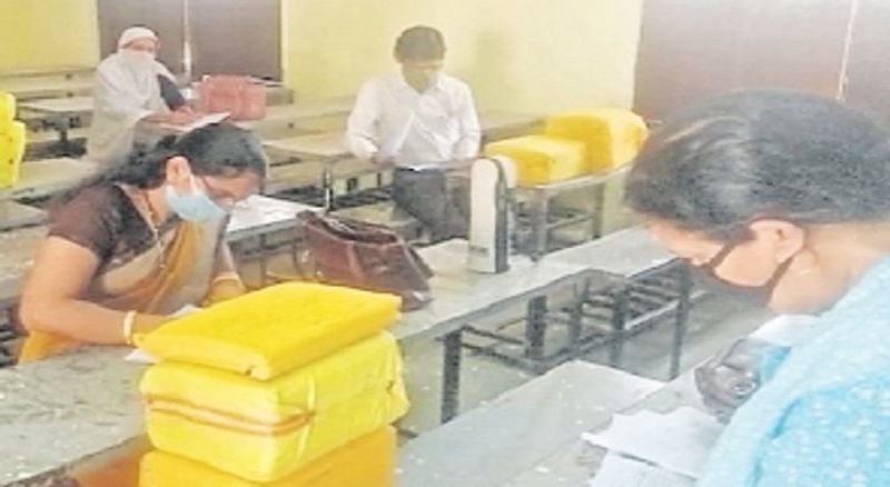 आगरा के कई परीक्षा केंद्रों पर कापियों में रुपये निकले की बात सामने आई है। परीक्षार्थियों ने पूछे गए प्रश्नों के उत्तर में अपनी मिन्नतें लिखी हैं और टीचर से पास करने की गुहार गलाई है।
