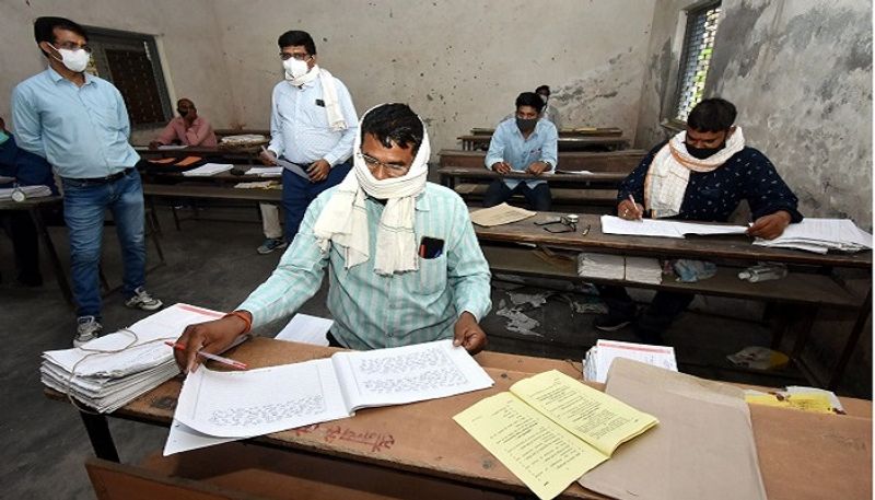 एक अन्य केंद्र पर इंटरमीडिएट की कापियों में 100 और 500 रुपये निकले हैं। परीक्षकों का कहना है कि कई परीक्षार्थियों ने कापी में उत्तर लिखने के बजाय प्रश्नों को ही लिख दिया है।
