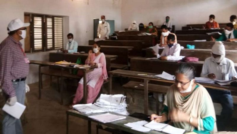 आगरा, मैनपुरी और फिरोजाबाद में बोर्ड परीक्षा परीक्षा के मूल्यांकन के दौरान कई उत्तर पुस्तिकाओं में यह अजब-गजब गुहारें लिखी मिलीं, जिन्हें पढ़कर शिक्षकों के भी सिर चकरा गए।
