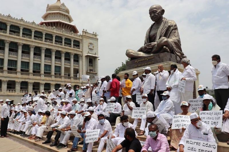 ಸರ್ಕಾರದ ವಿವಿಧ ಕ್ರಮಗಳನ್ನು ಖಂಡಿಸಿ ವಿರೋಧ ಪಕ್ಷದ ನಾಯಕ ಸಿದ್ದರಾಮಯ್ಯ ನೇತೃತ್ವದಲ್ಲಿ ಕಾಂಗ್ರೆಸ್ ಪ್ರತಿಟನೆ ಮಾಡಿ ಸರ್ಕಾರ ಬಿಸಿ ಮುಟ್ಟಿಸಿತು.