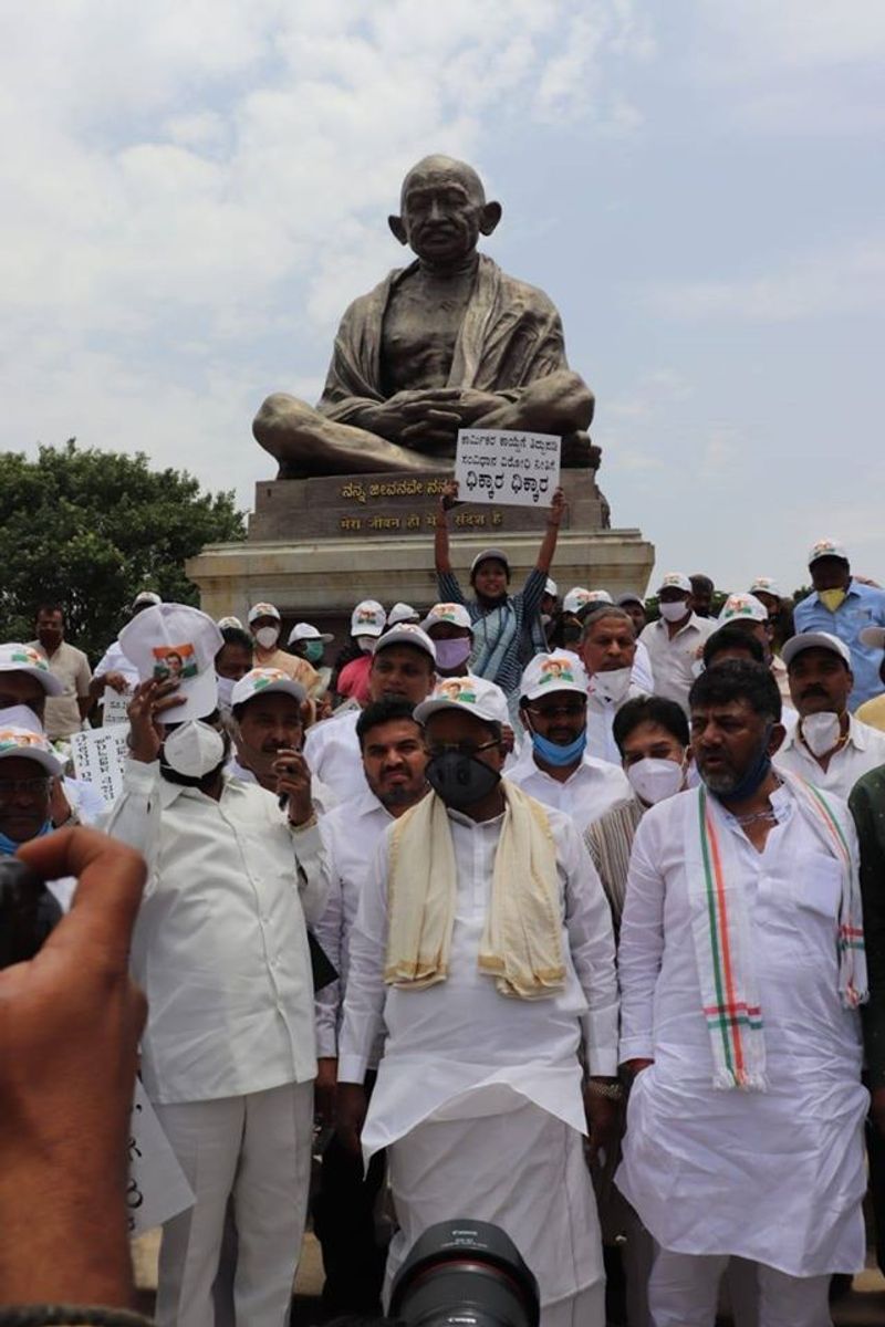 ಎಪಿಎಂಸಿ ಕಾಯ್ದೆ ತಿದ್ದುಪಡಿ ಹಾಗೂ ಗ್ರಾಮ ಪಂಚಾಯಿತಿಗಳಿಗೆ ನಾಮನಿರ್ದೇಶನ ಜೊತೆಗೆ ಕಾರ್ಮಿಕ ಕಾನೂನು ತಿದ್ದುಪಡಿ ವಿರೋಧಿಸಿ ಕಾಂಗ್ರೆಸ್ ಮುಖಂಡರು ಬಿಎಸ್ವೈ ಸರ್ಕಾರದ ವಿರುದ್ಧ ಪ್ರತಿಭಟನೆ ನಡೆಸಿದರು.