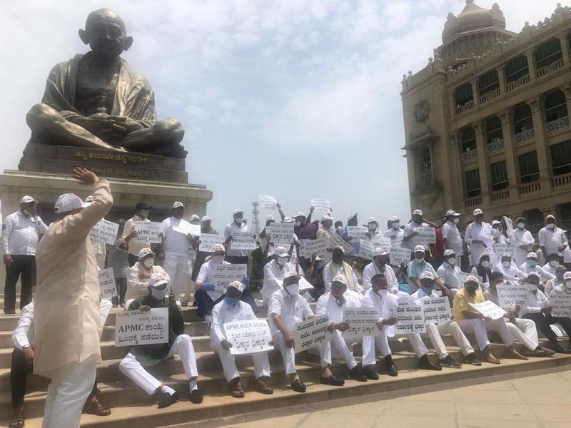 ಇಂದು (ಬುಧವಾರ) ವಿಧಾನಸೌಧದ ಮಹಾತ್ಮ ಗಾಂಧಿ ಪ್ರತಿಮೆಯ ಬಳಿ ನಮ್ಮ ಪಕ್ಷದ ಶಾಸಕರು ಹಾಗೂ ವಿಧಾನಪರಿಷತ್ ಸದಸ್ಯರ ಜೊತೆಗೂಡಿ ರಾಜ್ಯ ಸರ್ಕಾರದ ವಿರುದ್ಧ ಸಾಂಕೇತಿಕ ಪ್ರತಿಭಟನೆ ನಡೆಸಿದರು.