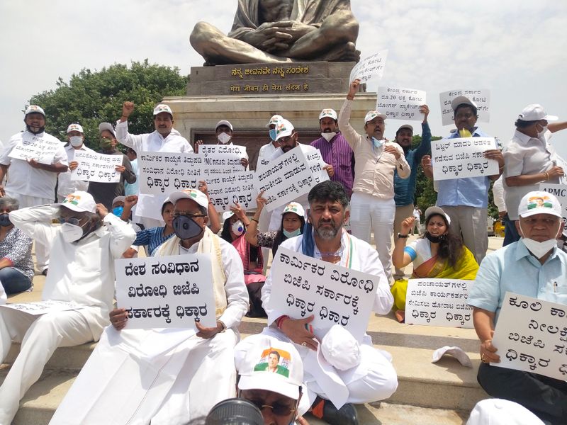 ಸಾಂಕೇತಿಕವಾಗಿ ಪ್ರತಿಭಟನೆ ನಡೆಸಿ ಸರ್ಕಾರವನ್ನು ಎಚ್ಚರಿಸುವ ಕೆಲಸ ಮಾಡಿತು.