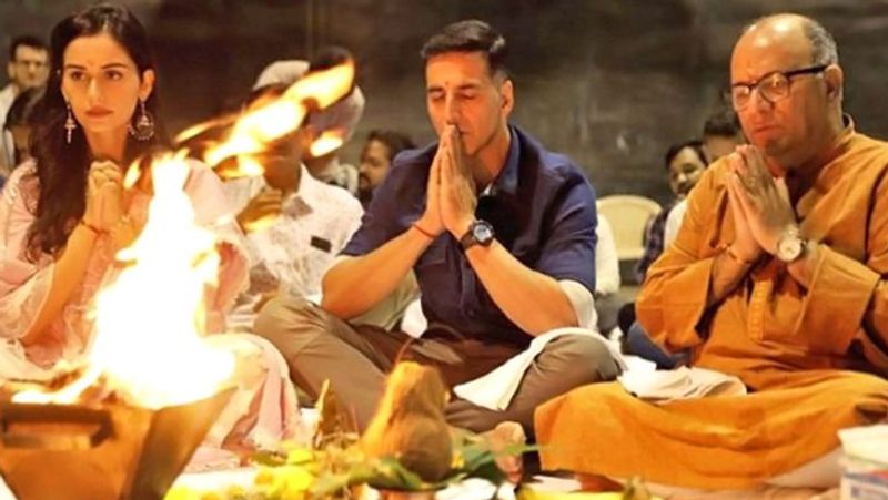 फिल्म पृथ्वीराज को यशराज प्रोडक्शन के बैनर तले बनाया जाना था और जल्द ही इस फिल्म की शूटिंग शुरू होने वाली थी। इस फिल्म से मानुषी छिल्लर डेब्यू करने वाली थी। 