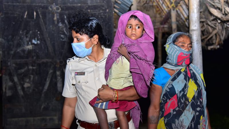  एसएन प्रधान ने कहा, पश्चिम बंगाल में 5 लाख से अधिक लोगों को निकाला गया है और ओडिशा में 1,58,640 लोगों को कैंप में शिफ्ट किया गया। उन्होंने कहा, चक्रवात फानी (FANI) के दौरान अनुभवों के आधार पर सभी टीमें पोस्ट लैंडफॉल तैयार हैं। (ओडिशा में लोगों को घर पर सुरक्षित पहुंचाती महिला अफसर)
