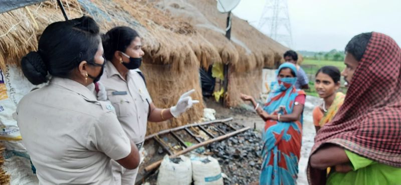 तूफान से ओडिशा और बंगाल में कितने जिले प्रभावित हैं?: ओडिशा के 9 जिले पुरी, गंजाम, जगतसिंहपुर, कटक, केंद्रापाड़ा, जाजपुर, गंजाम, भद्रक और बालासोर प्रभावित हैं। पश्चिम बंगाल के तीन तटीय जिले पूर्वी मिदनापुर, 24 दक्षिण और उत्तरी परगना के साथ ही हावड़ा, हुगली, पश्चिमी मिदनापुर और कोलकाता पर इसका असर नजर आएगा। (ओडिशा में लोगों को घर से सुरक्षित स्थानों पर ले जाती टीमें।)