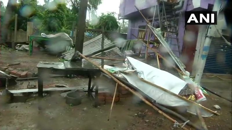 पूर्वी नेवल कमांड ने कहा है कि हम साइक्लोन के दौरान जरूरी मदद देने के लिए पूरी तरह तैयार हैं। राहत कार्यों के लिए नौसेना के जहाज स्टैंडबाय पर हैं। यह प्रभावित इलाकों में फंसे लोगों को निकालने, सामान पहुंचाने और जरूरी मेडिकल सहायता देने के काम करेंगे। (बंगाल के दीघा में तूफान ने कुछ इस तरह से तबाही मचाई।)