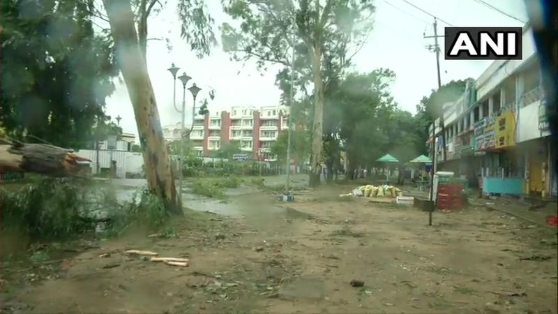ममता बनर्जी ने खुद संभाला मोर्चा : मुख्यमंत्री ममता बनर्जी रातभर कंट्रोल रूम से तूफान पर नजर रखेंगी। अब तक 5 लाख लोगों को तटीय इलाके से निकाल कर शरणार्थी शिविरों में पहुंचाया गया है। बंगाल सरकार ने गुरुवार तक श्रमिक स्पेशल ट्रेनें रोकने की मांग की थी। यहां लोगों को एसएमएस के जरिए अलर्ट भेजा जा रहा है। इलाके खाली करने के लिए टॉवर सायरन भी बजाए जा रहे हैं।