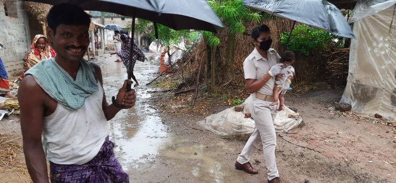 वहीं, केरल में भी मॉनसून के देर से पहुंचने की संभावना है। भारतीय मौसम विज्ञान विभाग ने अपने पूर्वानुमान में कहा कि केरल में इस बार मॉनसून देर से पहुंचेगा। मौसम विभाग ने बताया कि केरल में इस साल मॉनसून पांच जून तक आ सकता है।
