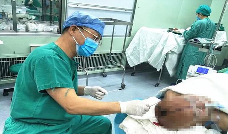 लेकिन 42 दिन के बाद अचानक शख्स को होश आ गया। होश में आने के बाद उसने अपनी पत्नी को पहचाना और उससे बातचीत की। धीरे-धीरे शख्स रिकवर कर रहा है। 